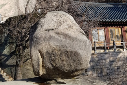 “설악산 흔들바위는 왜 만우절마다 추락하는가”