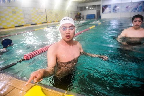 하모니로 희망 전하고… ‘편견의 물살’ 가르고