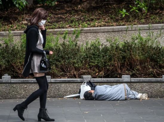 “3일째 아무것도 못먹어”…노숙자 전락한 日 PC방 난민들