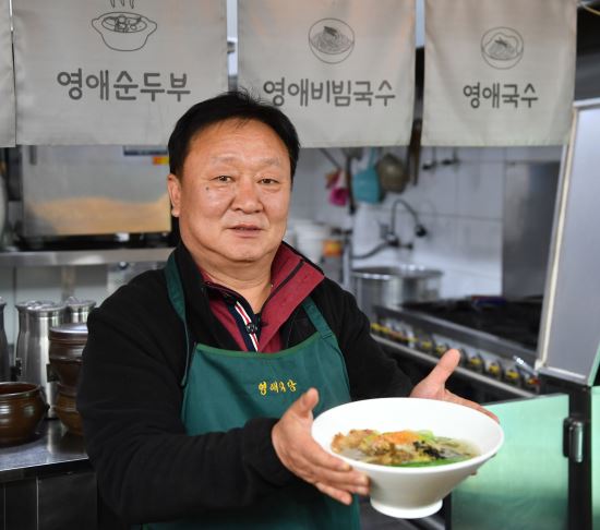 [포토]현인범 영애식당 대표, 면역력 강화에 좋은 우엉이 들어간 영애국수로 고객들에게 건강을 드리겠습니다