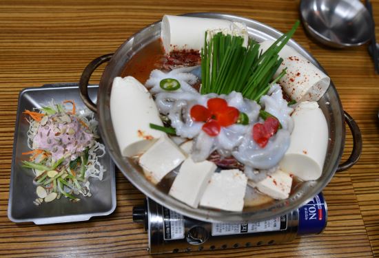 [포토]현인범 영애식당 대표, 면역력 강화에 좋은 우엉이 들어간 영애국수로 고객들에게 건강을 드리겠습니다