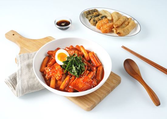 양유, 화덕피자와 조합 이루는 우주인 스타 떡볶이 출시