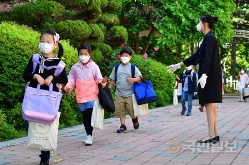 첫 등교 초등1학년 “신나요”… 학부모는 교문서 발길 못떼