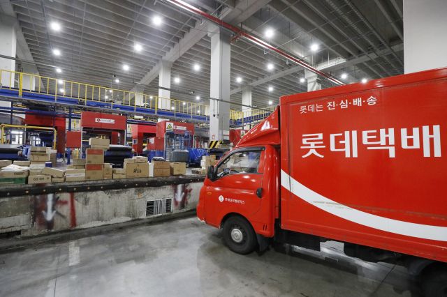 롯데택배 물류센터 확진자, 인력사무소에서 파견…159명 검사