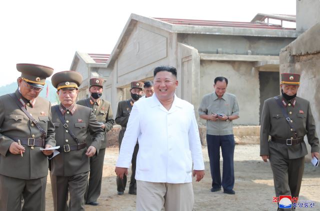 김정은, 이번엔 닭공장으로…“인민들 식생활문제 해결 기대”