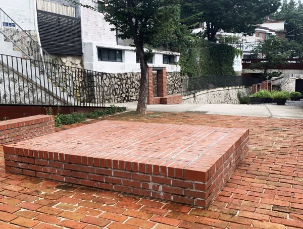[궁금한 미술] 거리로 나온 ‘벽돌의 정원’… 애프터서비스가 필요해