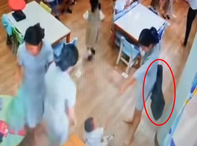 두살배기 머리에 쓰레기봉투… 태국 유치원 CCTV 영상