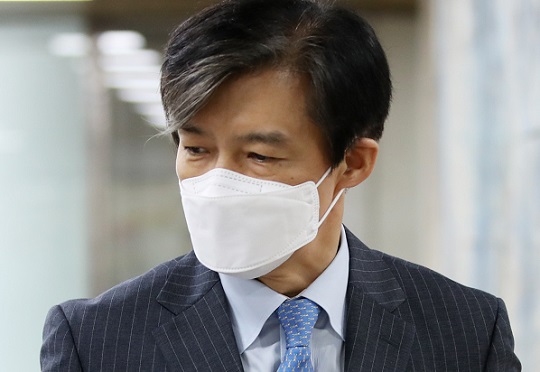 “조국, 직위해제 후 9개월 강의 안하고 2800만원 받아”