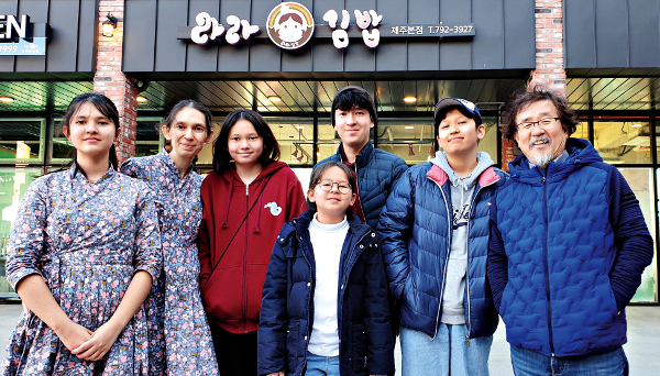 3남 5녀의 아빠, 김밥집 사장… “복음 안에서 자유로운 자연인”