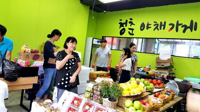 이웃에게 착한가게로 불리는 ‘청춘야채가게’ …“위로는 덤으로 드려요!”