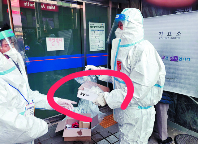 투표용지 직접 못 넣어 논란… 선관위 준비 부족에 법령 미비