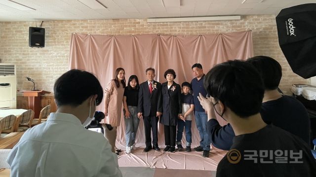 하늘나라 먼저 간 아들 자리 비우고 ‘찰칵’…사연 담은 교회 사진관
