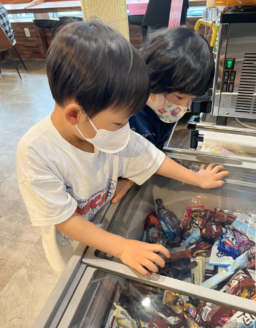 “더위야 물러가라!” 화성 더푸른교회 무한정 아이스크림 제공