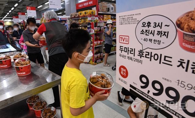 ‘3분 만에 완판’ 마트 치킨 할인행사 몰린 시민들