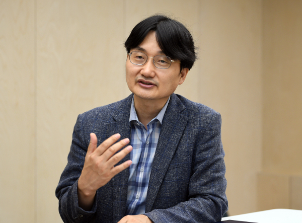 척수 손상 쥐, 인공 신경 달자 뛰었다… 마비 환자 회복 길 열려