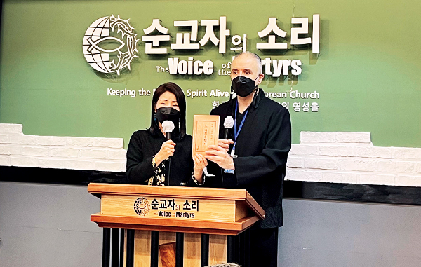 첫 한글 성경 ‘누가복음’ 탈북민 번역 거치니 알아듣겠네