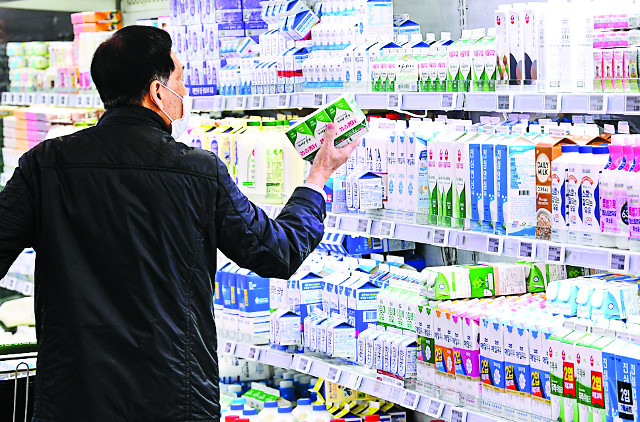 우유 가격 역대급 인상… 속타는 카페·빵집 사장