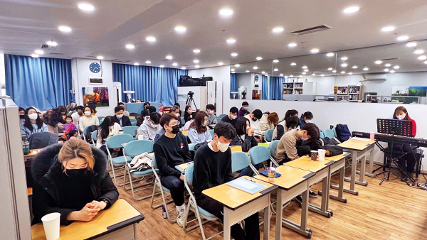 일타강사가 개척 ‘강의실 교회’… 수험생활 광야에 놓인 청춘 위로
