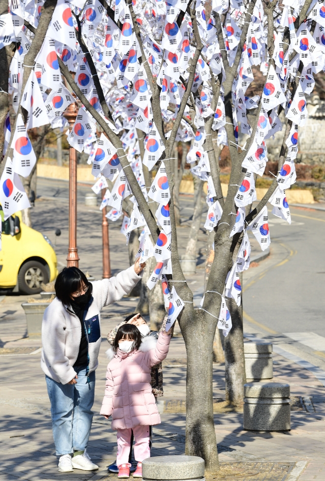 3.1절 앞두고 효창공원 앞 조성된 ‘태극기 거리’
