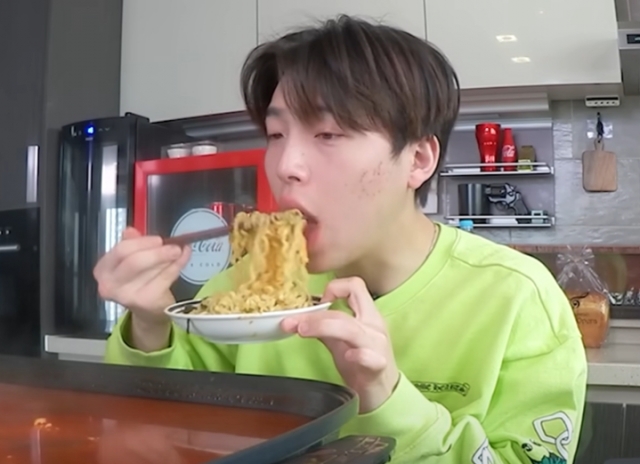 ‘먹방 유튜버’ 웅이, 전 여친 폭행 의혹…무단침입 혐의