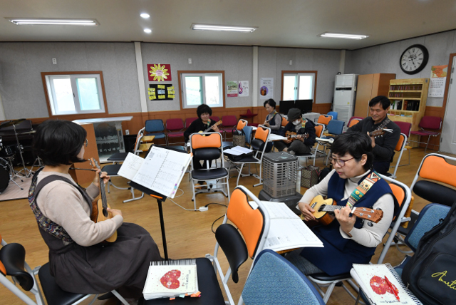 [다시 희망의 교회로] 우쿨렐레 배우고 독서 모임에 북적북적… 교회는 시골마을 사랑방