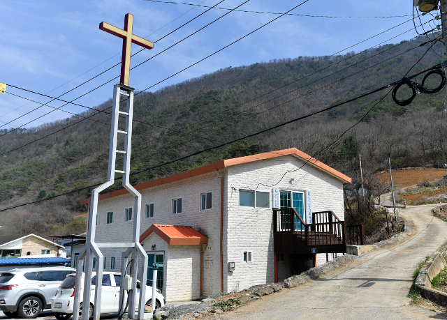 [다시 희망의 교회로] 우쿨렐레 배우고 독서 모임에 북적북적… 교회는 시골마을 사랑방