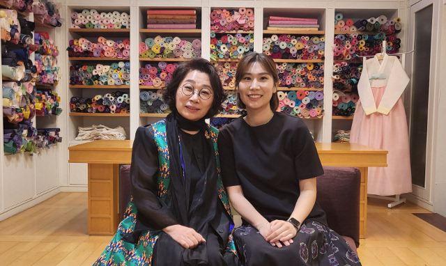 신앙생활 대물림하듯 솜씨도 대물림 ‘엄마와 딸’… 제작·디자인 달란트 합쳐 고품격 의상 창조