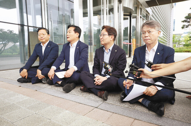 “조작수사 중단”… 민주, 이화영 재판 하루 전 檢 항의방문