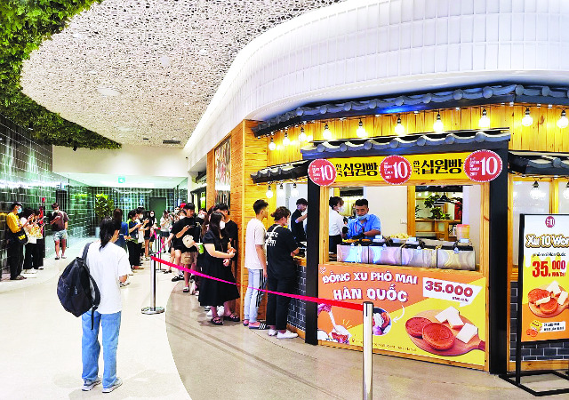 십원빵·김밥집에 긴 줄… 쇼핑몰 공식개장 전 200만명 다녀가