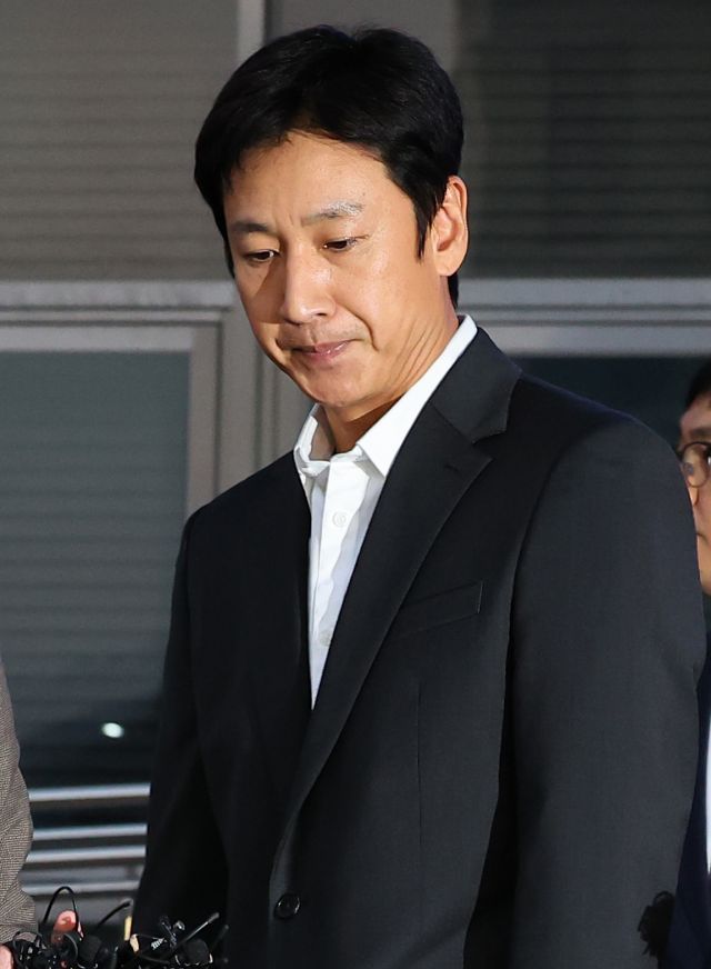 고개숙인 이선균, 진술은 거부… 간이 검사는 ‘음성’