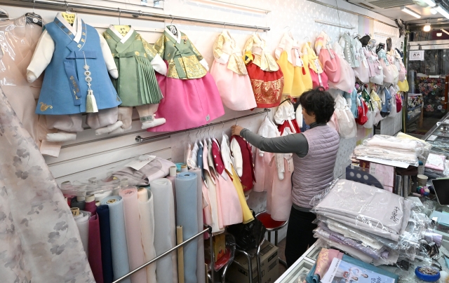 설 명절 앞두고 한복 준비하는 광장시장 상인