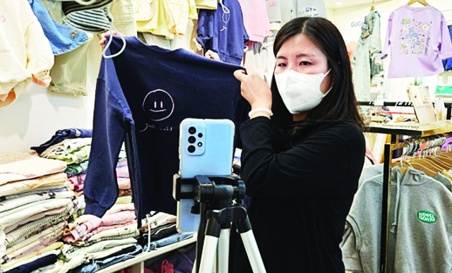 “4시간 라이브 방송에 아동복 200장 거뜬”… 온라인 판매로 화색도는 남대문시장