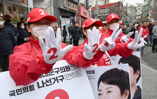 [포토] '2' 지지 호소하는 국힘 선거운동원들