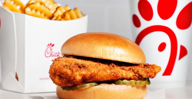 주일 쉬고 매장수 적은데도 KFC 이긴 이 치킨 식당