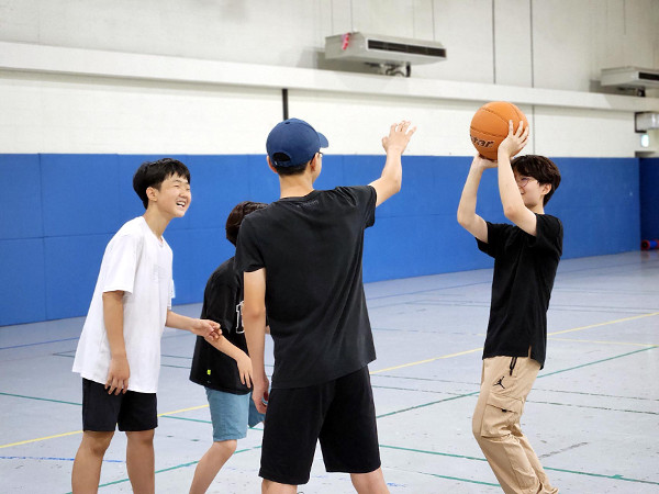 카페·체육관·서재 만들어 환대하니… 지역주민이 몰려들었다