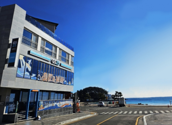 해변 편의점 “때이른 무더위 반갑다”