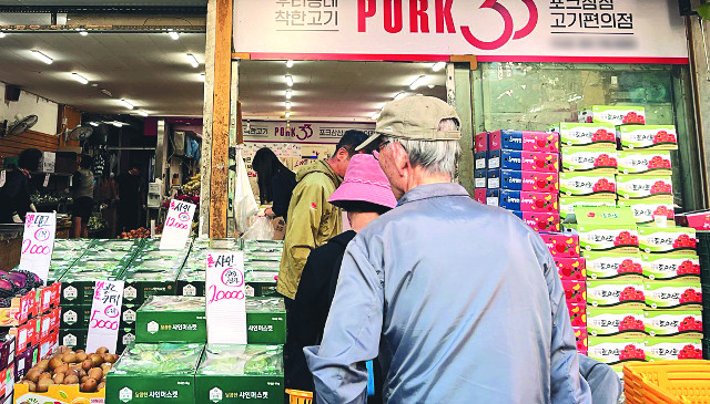 “과일·채소 싸다 싸”… 고물가에 동네 가게 다시 뜬다