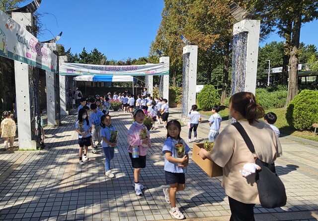 인천환경공단, ‘꽃이랑 책이랑’ 통해 환경 교육 확산