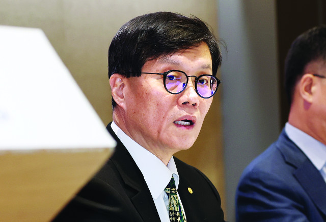 방향 튼 이창용 “계엄 여파 경기 하방 압력… 추경 필요”