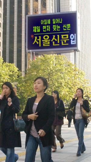 청계천 복원에 전광판 매출 번쩍번쩍