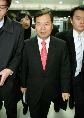 "이명박특검 국세청 압수수색…삼성특검은 뭐하나"