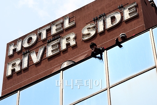 [사진]옥상 시위중인 리버사이드호텔 세입자들