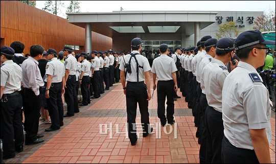 [사진]경찰병력에 둘러싸인 장례식장