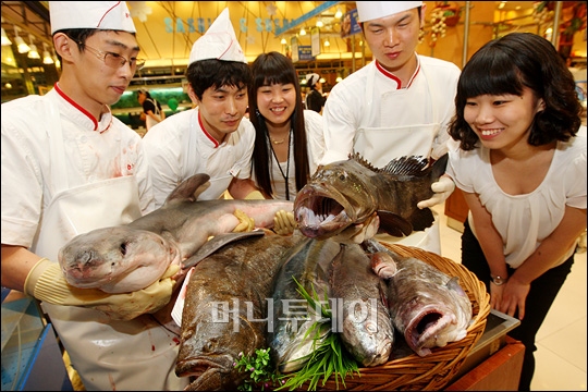 [사진]신세계백화점, 대물 수산물 판매