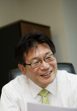오광수 헨켈 부사장 홈키파로 유명하지만 차 보닛 열면