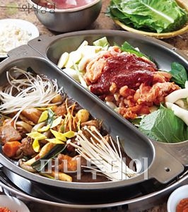 쌍둥이 철판으로 두 가지  닭갈비 맛 즐겨