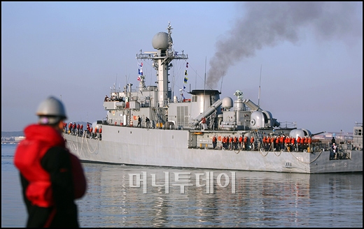 [사진]구조자 없이 돌아오는 속초함