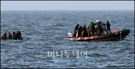 [사진]남기훈 상사 시신 수습하는 SSU 대원들