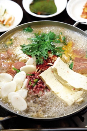 점심과 저녁시간 고른 매출 올리는 주력메뉴, 부대찌개전문점 <대우식당>