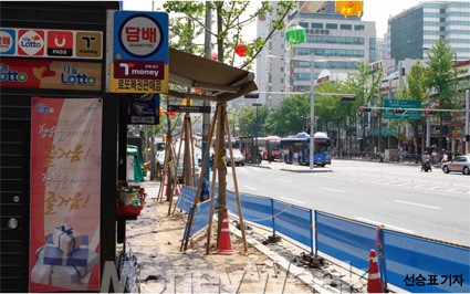 중앙차로 때문에 울고 웃는 신촌 商心